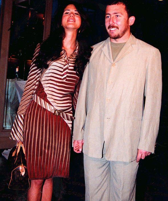 Evlenecekleri konuulan ift bir ok kez ayrlp bart. Sergen Yaln'n gece kulbnde bir kadnla samimi ekilde grntlenmesi barda taran son damla oldu.