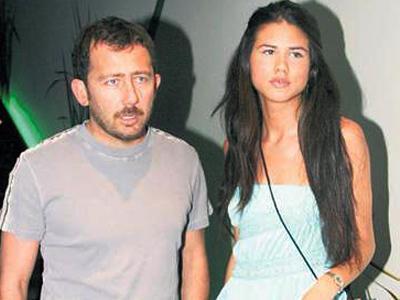 Gece hayatna olan dknl ile de dikkatleri zerine eken Yaln, Asl Sar ile yaad akla gndemi megul etti.