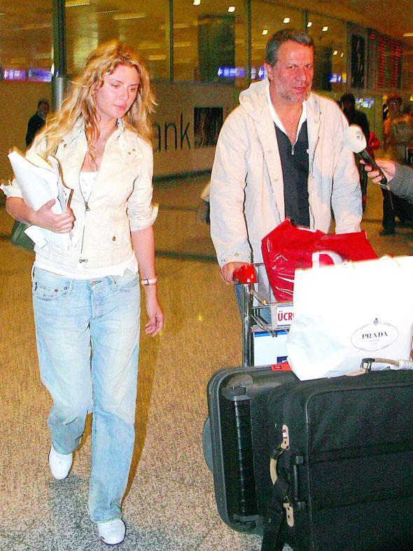 nl iftin mutluluu Kayac'nn 'at Kap' isimli dizide rol almasyla bozuldu. Aysun Kayac'nn ismi dizinin yapmcs Fatih Aksoy ile ak dedikodularna karnca ayrlk kanlmaz oldu.