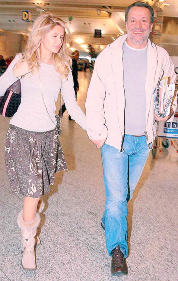 Ayrln ardndan MED Yapm'n sahibi Fatih Aksoy'la birlikte Nice'e giden Aysun Kayac, yeni ilikisi sorulduunda 'Duygularma hkmedemedim" demekle yetinti.