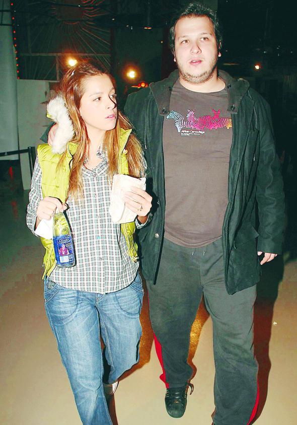 Gkbakar; '27 Numara' isimli oyunun galasnda "Arada bir sevgi olduu doru. Buna doa sevgisi de diyebiliriz. Yaklak bir aydr beraberiz. likimiz daha yeni balad" diyerek ilikilerini dorulad.