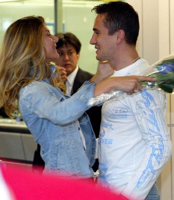 Transferlerini dahi sevgilisi Aysun Kayac'ya gre ayarlayan Emre Ak ise "lnn ardndan konumak istemiyorum" diyerek krgnln dile getirdi. Yaanmaya balad ilk gnden beri magazin aleminin yakndan takip ettii byk aktan geriye ise birlikte geen 7 yl kald...