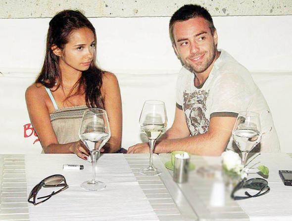 Gzel oyuncu szlerine "nsanlarn arasnda ok doal, son derece insans i gdler bunlar. Ad stnde gemi geip gitmi konuacak bir ey kalmad." diyerek devam etti.