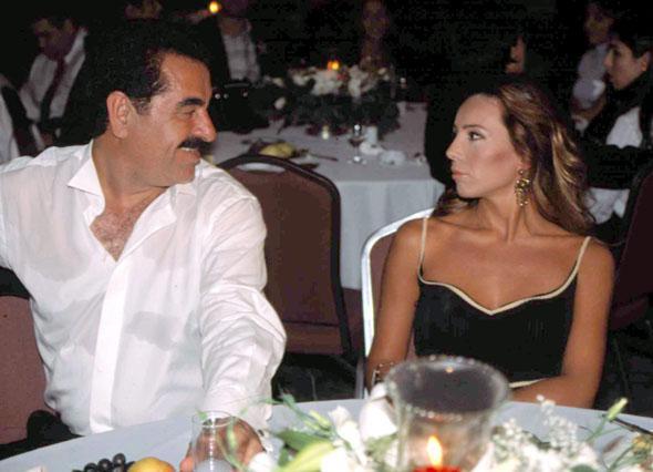 Kameralarn sadece kendisini ekmesini isteyen Tatlses, ayrld sevgilisi oryantal Asena`y, babas Burhan akmak iin kulland`Paspastan daha deersiz` szleri nedeniyle eletirdi.