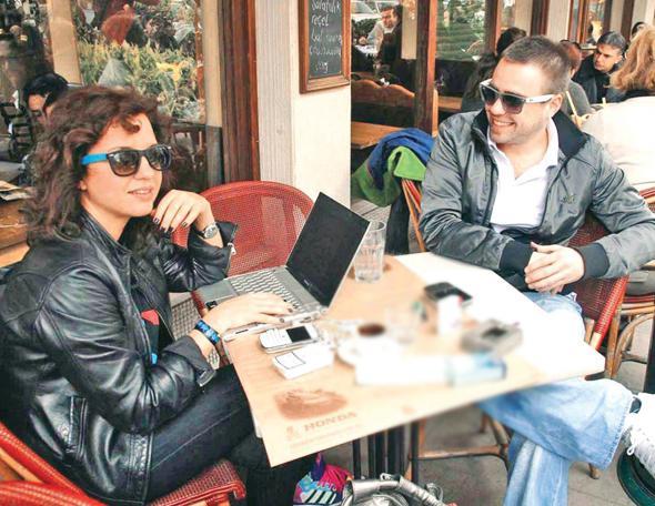 Ani bir kararla aynrak ikiliden Murat Dalkl, bir kafede iei burnunda arkc Aye zylmazel ile grntlendi.