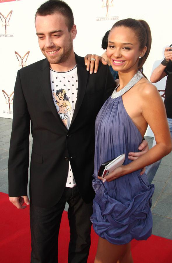 Yakkl popu, ayrln ardndan soluu eski sevgilisi Pelin Sznmez'in yannda ald. kinci denemede de baarsz olan ift, yollarn sonsuza dek ayrd.