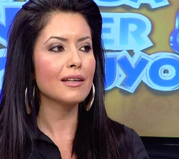 Giderek sinirlenen Sinem Aye szlerine "kinci kavgamz Bodrum tatilinde kt. Benim yanmda baka bir kza cep telefonunu verdiini grdm. O an midem buland. Aramzda kltr fark da vard. Trkiye'yi alkalayan bir Ergenekon meselesini bile konuamadk. nk anlamyor ve ikide bir bana 'Bu ne demek' diye soruyordu. Yani yalnzca cimri deil, biraz cahildi."