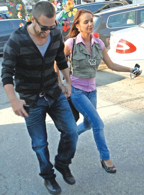 Eski sevgilisinin yeni akn kameralar araclyla renen Pelin Snmez, bu ilikiyi 'ok gzel hareketler bunlar' szleriyle zetledi.