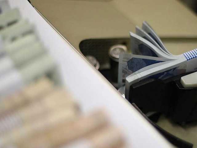 Dier yandan emekli olunan yl ve hizmet yl da belirleyici. Ancak her bir yl fazlalk iin 3.000 TL'ye kadar fark sz konusu olabilir. Memurun emekli olurken kademesi yksekse ve 40-45 yl hizmeti varsa her bir yl iin fark 4.000 TL'ye kadar kabilir. Toplamda fark miktarnn 10 bin TL'yi bulmas ve hatta gemesi de mmkn.