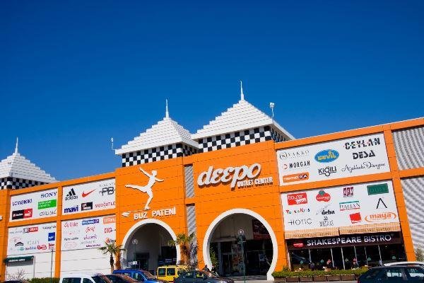 DEEPO - Akdeniz'in en büyüğü     Akdeniz Bölgesi'nin en büyük outlet merkezi. Antalya Havalimanı'nın karşısında 2004'te açıldı. Boyner, Mudo Outlet, Teknosa ve Park Bravo gibi 90 mağaza, 16 restoran, 5 sinema salonu, Go-Kart, Salı Pazarı ve lunapark var. Buz pateni pisti ve gokart pisti de yer alıyor. Projesi DNA Mimarlık tarafından yapılan merkez, dışarıdan modern bir kervansaraya benziyor. Her gün 10.00-22.00 arası açık.     Adres: Alanya Yolu, Havaalanı Karşısı, No:371, Altınova