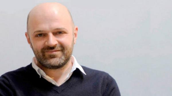 Hseyin alayan - Kbrs Trk asll Britanyal moda tasarmcs. Yln ngiliz Tasarmcs dln iki kez (1999 ve 2000'de) kazanm ve 2006'da Britanya mparatorluu Nian ile dllendirilmitir