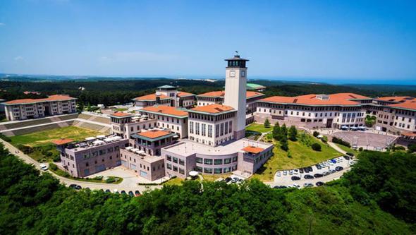 980 niversitenin yer ald listenin zirvesinde ngiltere'deki Oxford niversitesi bulunuyor.BBC Trke'de yer alan habere gre, Trkiye'den ilk 300'e giren tek niversite ise stanbul'daki Ko niversitesi oldu.