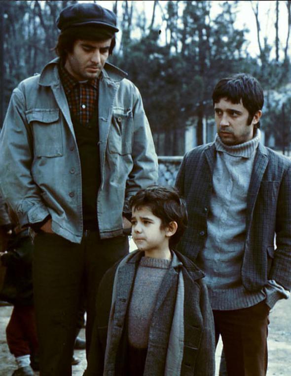 Filmde Murat' canlandran Tark Akan, 1970 ylnda Ses dergisinin yarmasnda birinci olarak kariyerine balad. Canm Kardeim...