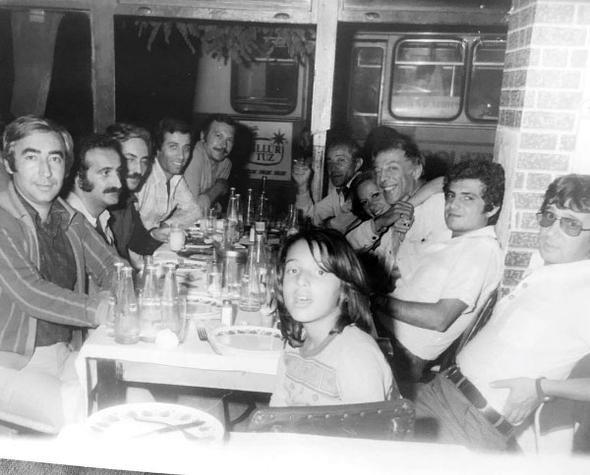 En nde oturan kk kzmz Gner zkul....Dierlerini siz tanyorsunuz zaten... Ya da biz hatratalm. Bu efsane fotorafta. Kartal Tibet, Kemal Sunal, Halit Akatepe, Mnir zkul, ener en'in de aralarnda bulunduu efsane bir kadro objektife poz vermi.