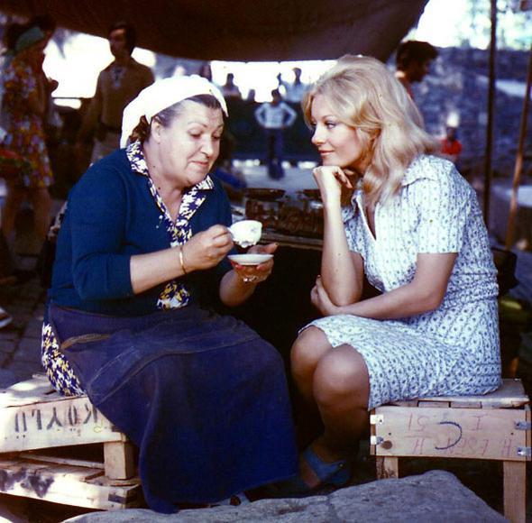 Adile Nait ile birlikte her daim firmamzn annesi olarak kabul ettiimiz sevgili bymz Mrvvet Sim...Bu arada hani filmlerde hep tatl kadnlar oynard ya genelde, ite kendisi onlardan da tatl biriydi..Bildiimizi sylemeden geemedik vallahi!...