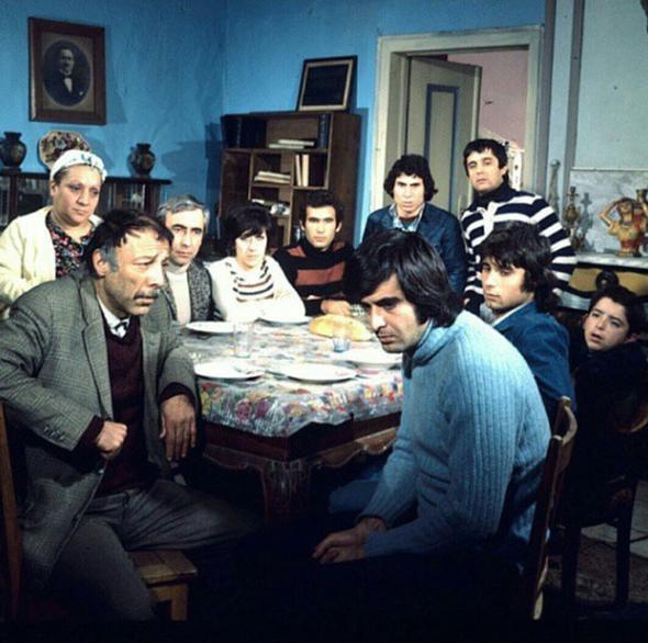 Yeilam'n unutulmaz filmlerinden bir ouna imzasn atan yapmc irket Arzu Film'in sosyal medyadaki sayfas da o gnleri zleyenleri gemie gtryor paylamlaryla.