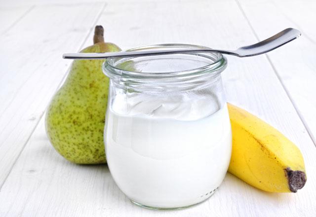 Yourt ve dier fermente st rnleri  <p>     Mideniz boken yourt yerseniz midede oluan hidroklorik asit yararl laktik asit bakterilerini ldrr.<p>    Bu yzden byle rnleri kahvaltda tketmenin ok az bir yarar olur.   <p>  Armut<p>     Armutlarda bulunan saf lifler bo bir midenin hassas mukoza zarna hasar verebilir.