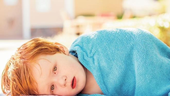 Bunlar yapmayn: ocuu ok souk suyun altna tutmayn. Titredii veya dn syledii iin ateli ocuklar sk giydirmek, kaln rtlerle rtmek lmcl sonular dourabilir!