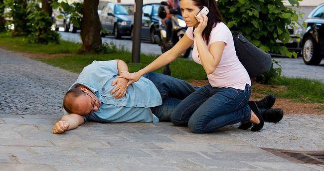 Kalp Krizi: Hastay derhal en yakn salk kuruluuna gtrn veya ambulans arn. Ambulans gelinceye kadar hareketsiz kalmasn salayn. Giysilerini gevetin ve sakinletirin. Bilinci aksa hastay &#8216;yar oturur&#8217; pozisyonda (srta yer ile 45 derece a oluturacak ekilde pozisyon verin) bekletin. Ortam havadar deilse camlar an. Bilin kapal, nabz alnamyor veya solunum durmusa; sadece ilkyardmc sertifikas olan kiiler temel yaam desteine balayabilir! Doru yaplmayan mdahaleler kiiye daha fazla zarar verebiliyor hatta lme yol aabiliyor. Doru ve hzl ilk yardm uygulamalar ise hayat kurtaryor. lk yardm eitimi almay ihmal etmeyin.