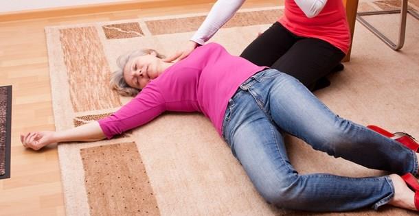 Bunlar yapmayn: Aylmas iin tokat atmak, sarsmak, su dkmek, alkol ya da kolonya koklatmak gibi hareketlerden kann.