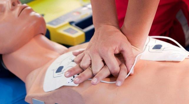 Hi phesiz pek oumuz acil durumlarda ilk yardm tekniklerini bilmiyoruz! Dr. Hazal Akgn, &#8220;Acil durumlarda salk ekipleri gelinceye dek yaplan mdahaleler doru olmad zaman kiiye maalesef daha fazla zarar verilebiliyor hatta lmle sonulanabiliyor. Hzl ve doru ilk yardm uygulamalar ise hayat kurtaryor. Bunun iin ilk yardm eitimi almay ihmal etmeyin&#8221; diyor.