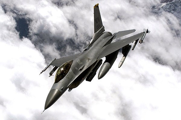 <p><b>F-16 Savaan ahin</b></p>  Dnyann en popler sava uaklarndan biri olan ABD'li F-16'y dnyada toplam 25 lke kullanyor.