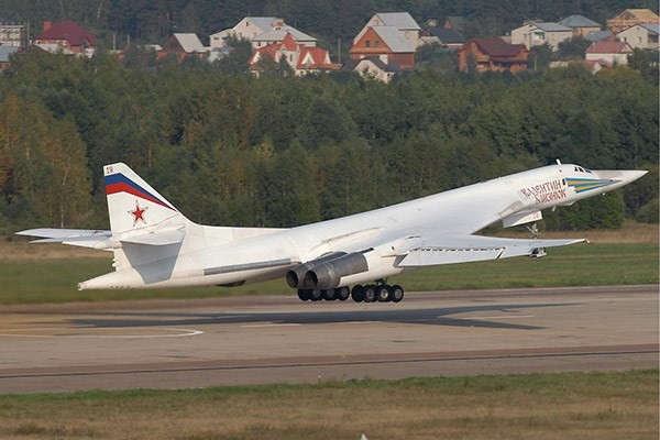 <p><b>Tupolev Tu-160</b></p>  Rusya'nn uzun menzilli bombardman ua Tu-160.