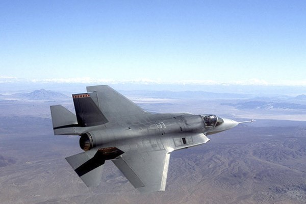 <p><b>F-35</b></p>  Dikey ini-kalk, radara yakalanmama ve ufuk tesi hedeflere kilitlenme zellii olan F-35, 2015 ylnda hizmete girecek. F-35, ABD nclndeki uluslararas bir konsorsiyum tarafndan gelitirildi.