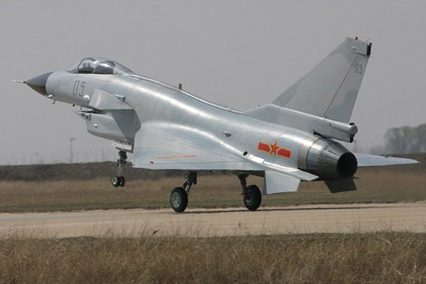 <p><b>Chengdu J-10</b<</p>  in'in tek motorlu tek pilotlu avc ua.