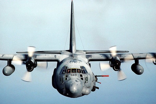 <p><b>C-130 silah platformu</b></p>  ABD'nin kara birliklerine destek vermek zere modifiye ettii C-130'un zerinde makineli tfeklere ek olarak 15 milimetrelik bir de top bulunuyor.