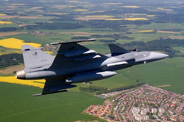 <p><b>Saab Gripen</b></p>  ngiliz BAE ve sveli Saab tarafndan gelitirilen Gripen, pilotsuz uu zelliine de sahip.