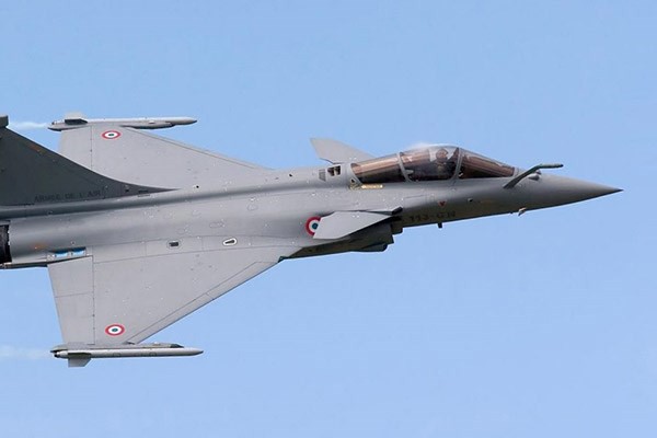 <p><b>Rafale</b></p>  Fransz Rafale, ikiz motorlar sayesinde ekstra manevra kabiliyetine sahip.