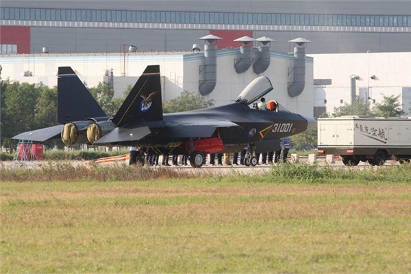 <p><b>Shenyang J-31</b></p>  in'in F-22 ve F-35'e benzer bir model gelitirme abalarnn sonucunda J-31 ortaya kt.
