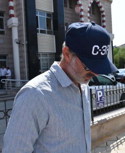 ANLAMADA NELER VAR?  <p>  Baolu iftinin duruma ncesi avukatlar Birgl ner ile Asl Hatemi nnde imzaladklar renilen mal paylam protokolnde, iftin ocuu C.B.B.'nin velayeti geni yer tuttu. Velayeti anneye verilen ocuu, babas cumartesi gnleri saat 17.00'de alp, 24 saat sonra annesine teslim edecek. Smestr tatilinde bir haftay baba ile geirecek olan C.B.B., yaz tatilinde de bir ay boyunca babasnda kalabilecek. Murat Baolu, ayrca olu iin eitim hayat sonuna kadar aylk 10 bin lira nafaka deyecek. Nafaka her yl TEFE/TFE orannda artacak.