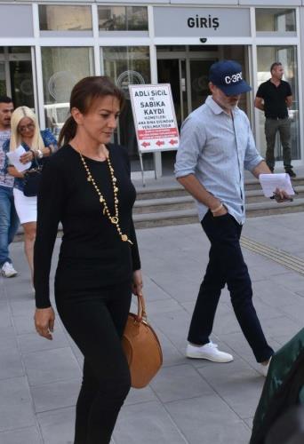 YZN SAKLAMAYA ALITI  <p>  Adliye karsndaki duraktan taksiye binen ift, avukat Asl Hatemi ile ayrld. Murat Baolu'nun adliye knda, srekli olarak kameralar tarafndan grntlenmemek iin yzn saklamaya alt grld