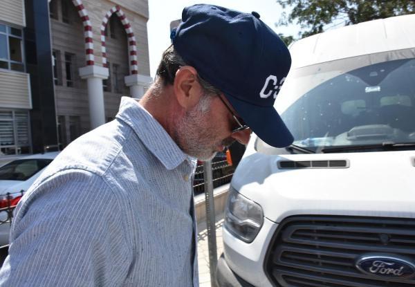 Tannmamak iin bana apka takan ve sakal brakt gzlenen Murat Baolu ile Hande Bermek Baolu'nun rahat tavrlar ve birbirleriyle akalamalar dikkat ekti. Baolu ifti, Kuadas 1'inci Asliye Hukuk Mahkemesi'nde saat 14.00'te hakim karsna kt.