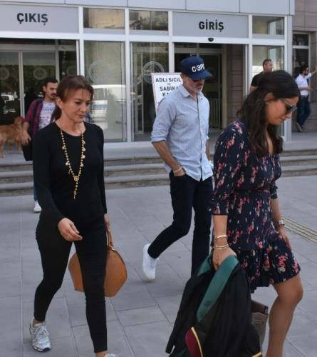 ENE EV, VLLA VE LKS OTOMOBL VERECEK<p>    Yaplan mal paylam anlamasna gre ise Murat Baolu adna kaytl Beykoz'daki ev ile Bodrum'daki villa boand einin olacak. Murat Baolu her iki evin tapusunun devrini 15 gn iinde tm masraflar deyerek yapacak. Baolu, ayrca kendisine ait lks otomobili de 15 gn ierisinde boand eine devredecek. Bunun dnda iftin birbirinden hibir hak talep etmeyeceine ilikin mal paylam protokolnn de bugnden itibaren geerli olaca kaydedildi.