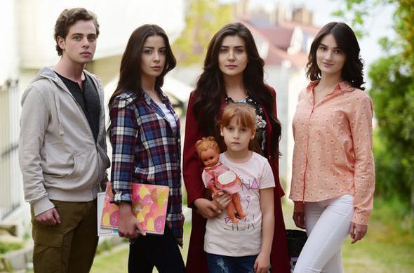 <p>KANATSIZ KULAR</p>  <p>  Dram dizilerinden biri olan Kanatsz Kular'n ekran yolculuu perembe akamlar...</p>