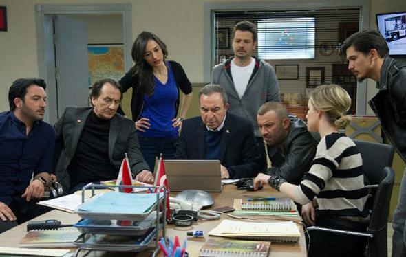 <p>ARKA SOKAKLAR</p>  <p>  Cuma akamlarnn sahibi 'Arka Sokaklar' 12. kez sezon aacak! </p>  <p>  Rza Baba ve ekibinin stanbul sokaklarndaki zorlu maceralarn anlatan dizinin ilk blm 15 Eyll'de yaynlanacak...</p>