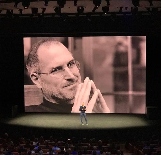 Gecede Harvey ve Irma kasrgalarnn kurbanlarn da anan Apple CEO'su Tim Cook'un konumas srasnda Steve Jobs'un yer ald bir grnt yanstld.