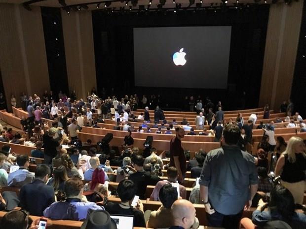 Tantm ncesi Apple Watch'un getiimiz yl yzde 50 bydne dikkat ekilirken, bylece Rolex'i geride brakarak ilk sraya yerletiine belirtildi.