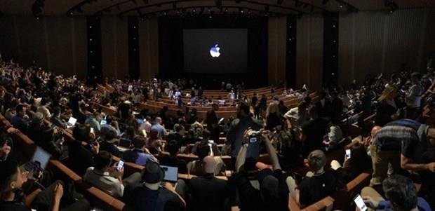 2011&#8217;de hayatn kaybeden kurucusu Steve Jobs&#8217;u unutmayan Apple, lansman Cupertino&#8217;daki Steve Jobs Theater&#8217;da gerekletirdi.