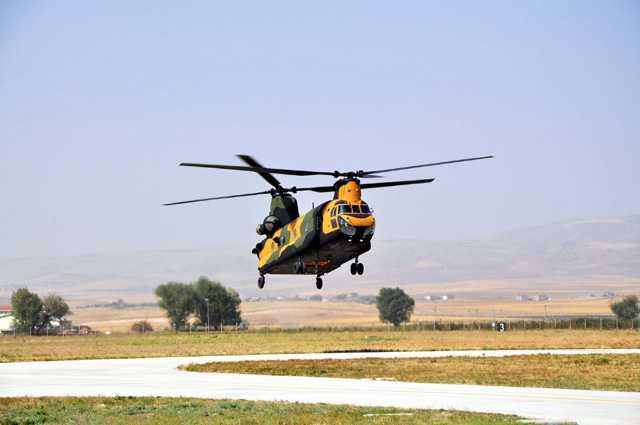 Ankara'daki eitim alannda CH-47F yk helikopterleri hakknda bilgiler veren Kurmay Pilot Yzba Levent Polat, helikopterin tam tehizatl 33 asker ve sedyeyle 24 yaraly tadn syledi. Polat, " adet harici yk kancas ile irtifa ve scaklna bal olarak 7.7 ton yk gvde altnda harici olarak nakledebilmektedir. Helikopterlerimiz her trl corafi blgede personel, malzeme nakli, orta genel maksat helikopterleri ile tanamayan her trl ar malzeme, silah ve mhimmatlarn tanmas, hava hcum harekat, kaza krm yapm hava aralarnn kurtarlmas, hava indirme harekat, arama kurtarma ve shhi tahliye, harici yk harekat, top gibi silah ve zrhl aralarn nakli, mobil hareket merkezi ve yklenebilen ek yakt tanklar ile ileri blgede ayn anda iki, toplam 6 helikoptere yakt ihmali yaparak ileri mhimmat yakt ikbal noktas tesis edilmesi grevlerini icra edebilmektedir. Ayrca helikopterimiz yksek kapasitesi ile doal afet durumlarnda pek ok insanmz kurtarabilecek yetenei sahiptir" diye konutu.