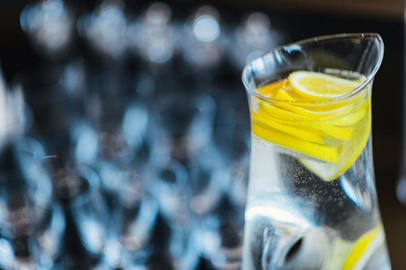 Spor ve egzersiz dzeninizi oturttuktan sonra bol su ierek yaktnz yalarn vcuttan atlmasn salayabilirsiniz. Gnde en az 3 litre su imeyi unutmayn. Su imekte zorlanyorsanz srahinizin ierisine salatalk, taze nane yapraklar, limon ekleyebilirsiniz.