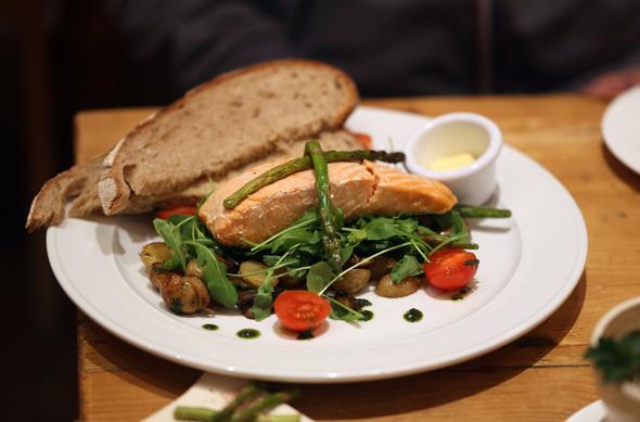 Beslenme programnzda denge tutturmanz art. Protein ve karbonhidrat tketiminizi eitlerseniz daha kolay kilo verebilir ve daha salkl beslenmi olursunuz. Balk, et ve tavuk rnlerini sk tketmeli ve bunlarn yannda az miktarda kepekli makarna veya avdarl ekmek yemelisiniz.