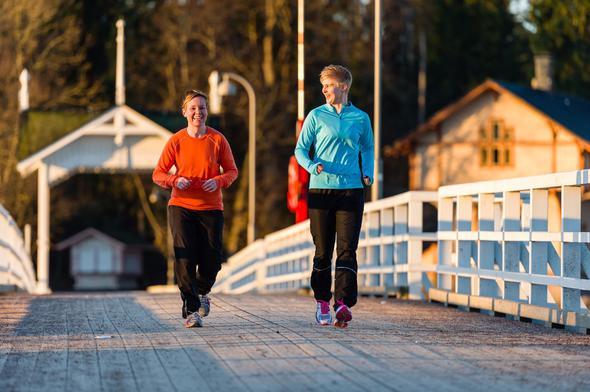 Haftann en az drt gn dzenli egzersiz yapmak ya yakmann en etkili yolu. Egzersiz programnza yarm saatlik yry veya kou rutinini eklemeli ve arlk egzersizleri ile ya yakmn hzlandrmalsnz.