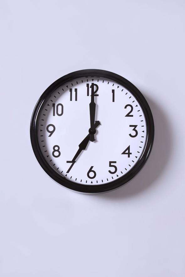 Metabolizma hznn akam saat 7'den sonra azalmas vcudun besinleri daha zor sindirmesine neden oluyor. Bu nedenle akam yemeklerini olabildiince erken yemeli ve ge saatlerde yemek yememeye zen gstermelisiniz. Akam alk hissederseniz yasz peynirle 1-2 grisini attrabilirsiniz.