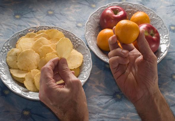 Fast food diye tabir edilen salksz yiyecekler ar ya ve eker ierdii iin kilo vermenize de engel olur. Kilo verme dneminde bu tr yiyeceklere veda etmelisiniz. Cannz ikolata m ekiyor? Tarn ve elma dilimleri ile ssleyeceiniz yourt ile tatl isteinizin nne geebilirsiniz.
