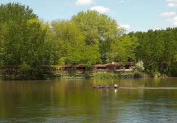 <p><b>Meri Nehri</b></p> Sonbaharda nehir kysnda keyifli vakit geirmek isteyenler iin Meri Nehri bambaka bir atmosfer sunuyor.