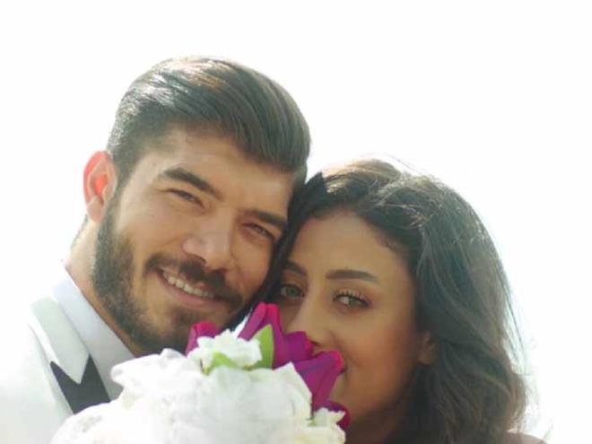 Aslnda oyunculukla uzaktan yakndan ilgisi olmayan ve bir evlenme program ile hayatlar deien bu kiiler, kt oyunculuk ve senaryo yznden serte eletirildi.